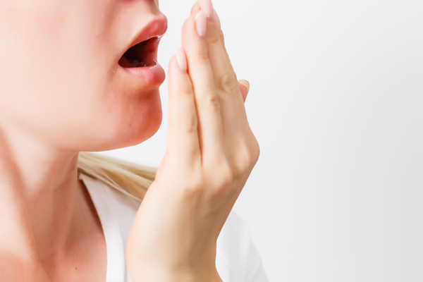 口臭を確認する女性